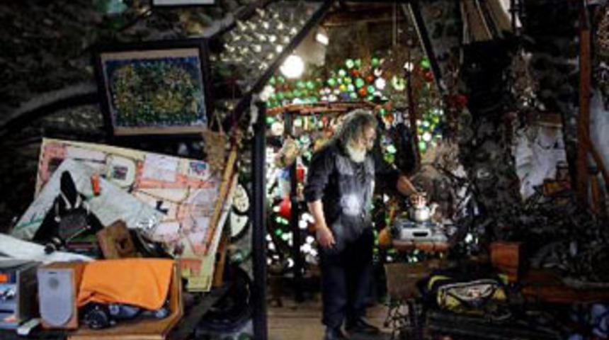 Bira şişelerinden ev yaptı