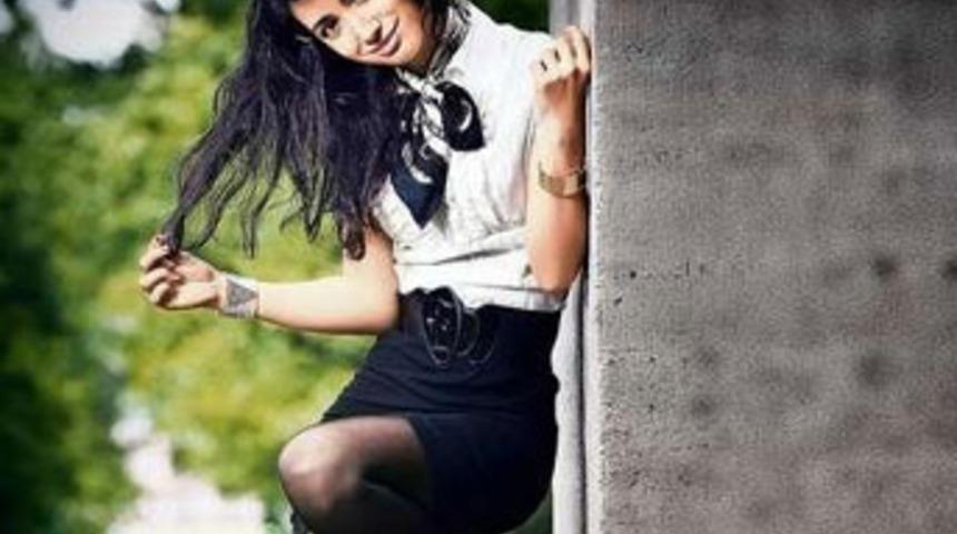 Cami ile mini etek arasında...