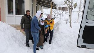 Van'da yolu kardan kapanan mahalledeki hasta, ekiplerin çalışmasıyla hastaneye ulaştırıldı