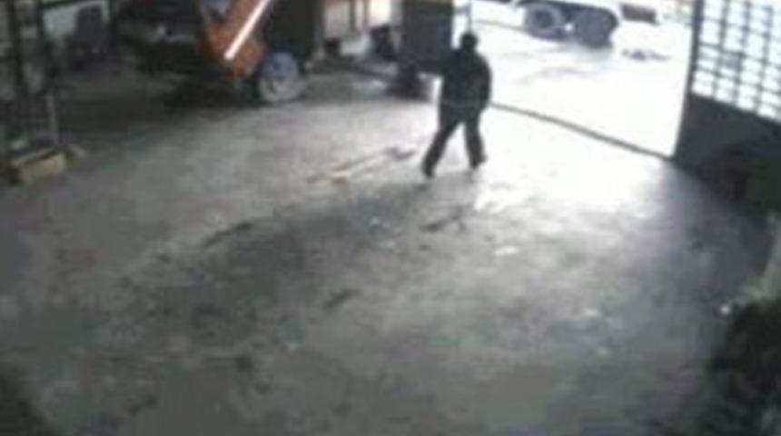 15 yaşındaki &ccedil;ırak tankerin altında kaldı