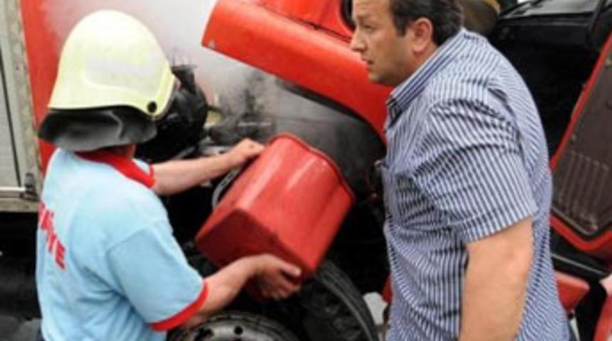 Yanan itfaiye aracını vatandaşlar s&ouml;nd&uuml;rd&uuml;