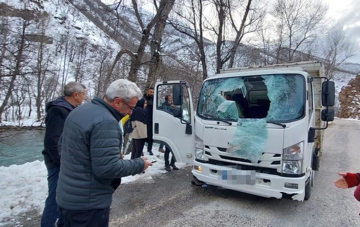 Korkunç kaza! Dağdan kopan kaya parçası kamyonetin ön camından girdi: 1 ölü