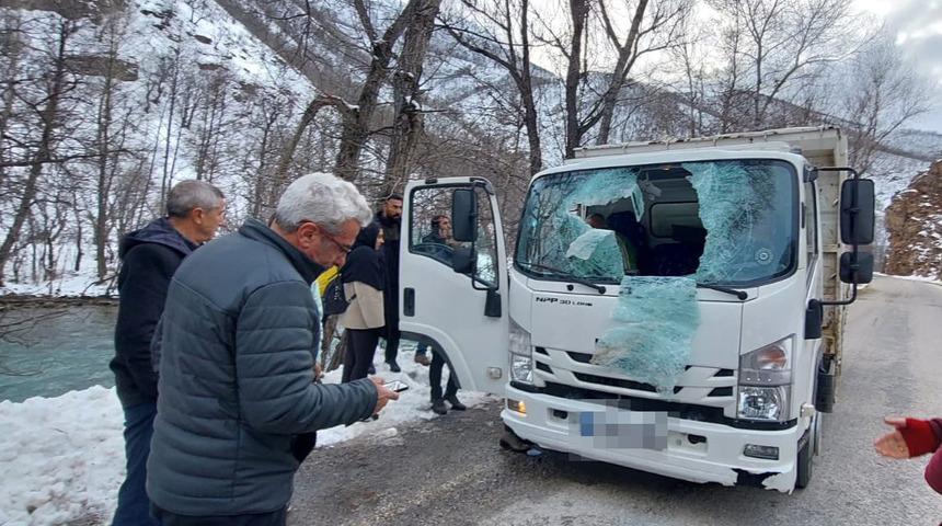 Korkunç kaza! Dağdan kopan kaya parçası kamyonetin ön camından girdi: 1 ölü