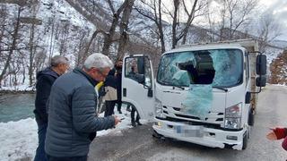 Korkunç kaza! Dağdan kopan kaya parçası kamyonetin ön camından girdi: 1 ölü