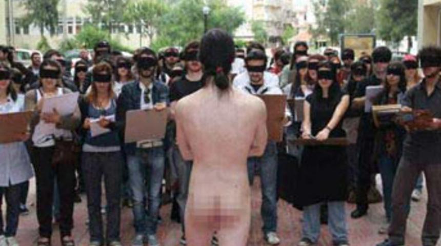 &Uuml;niversite'de &ccedil;ıplak protesto