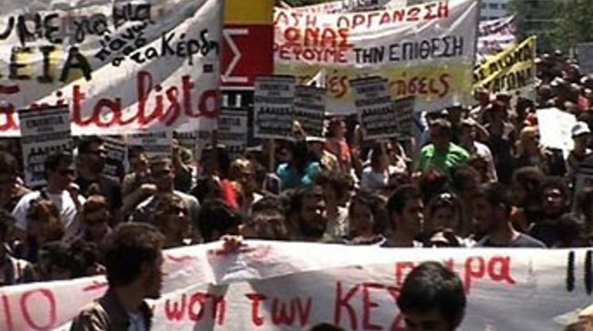 Yunanistan'da tartışmalı paket kabul edildi