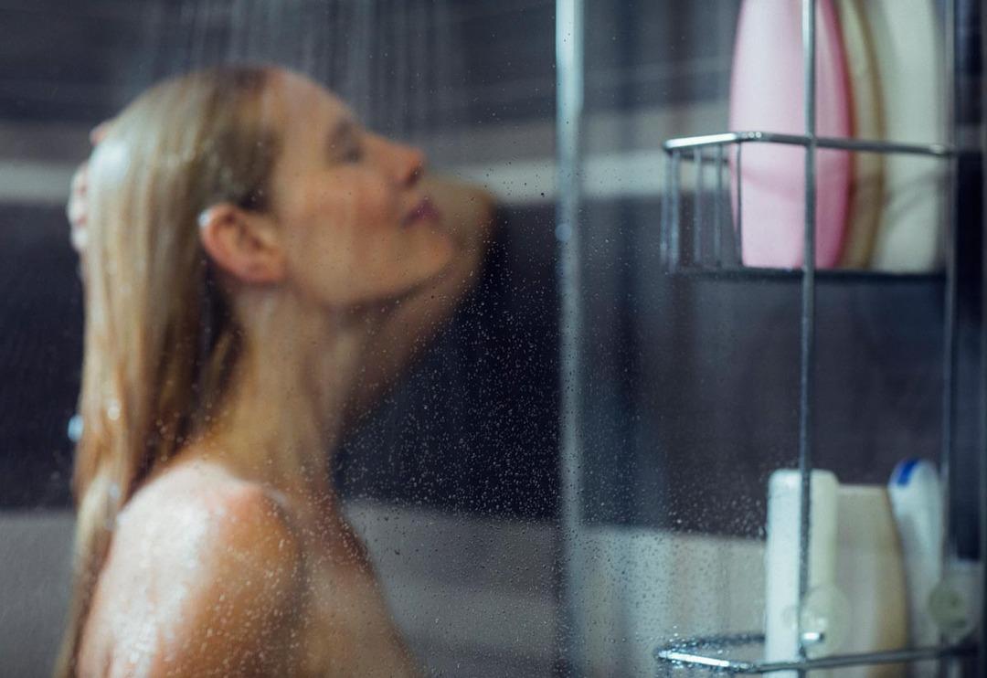 Sadece duştayken fark edebilirsiniz! Uzmanlar o hastalığın ilgin&ccedil; belirtisini a&ccedil;ıkladı... Banyo yaparken kontrol edin