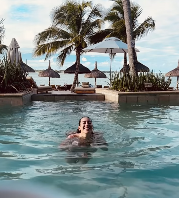 Ünlü oyuncu Sinem Kobal'ın havuz pozları gündem oldu! "Omuzları bayağı geniş" G4