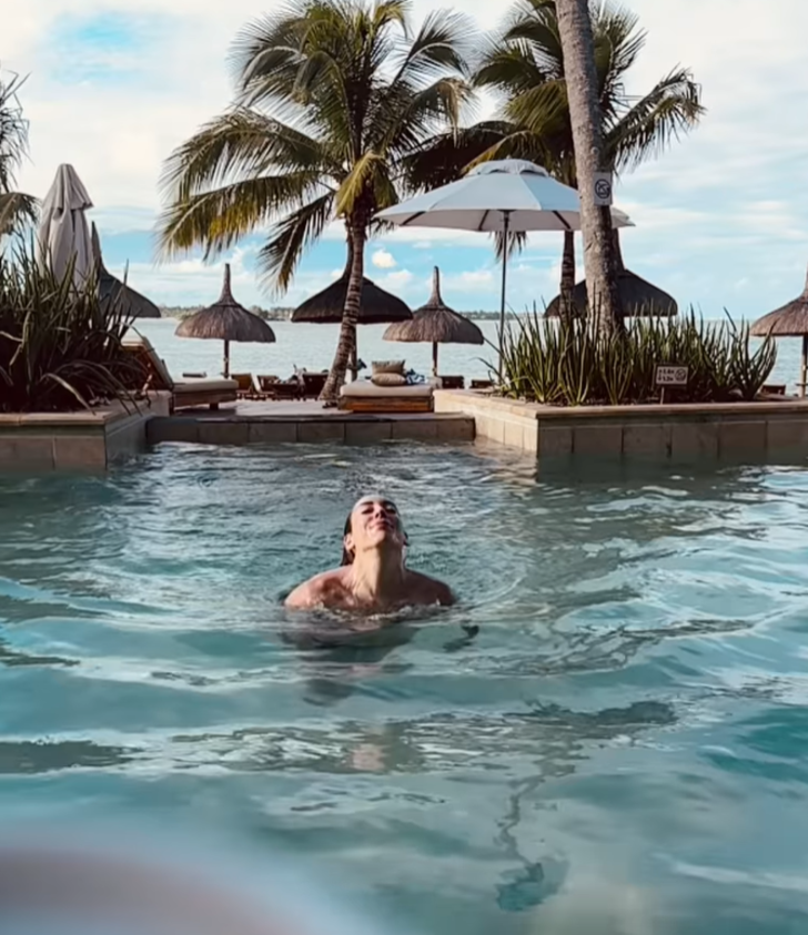 Ünlü oyuncu Sinem Kobal'ın havuz pozları gündem oldu! "Omuzları bayağı geniş" G5