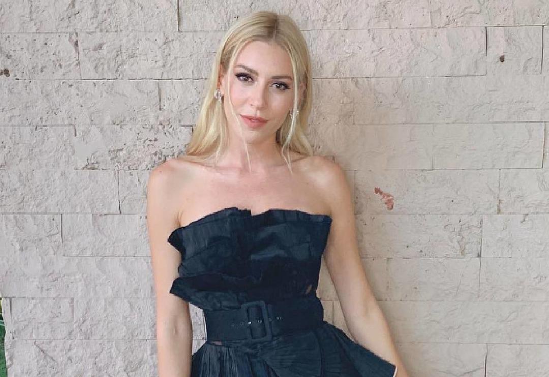 &Uuml;nl&uuml; oyuncu Sinem Kobal'ın havuz pozları g&uuml;ndem oldu! "Omuzları bayağı geniş"