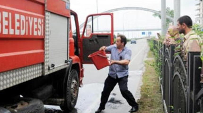 Yanan itfaiye aracını vatandaşlar s&ouml;nd&uuml;rd&uuml;