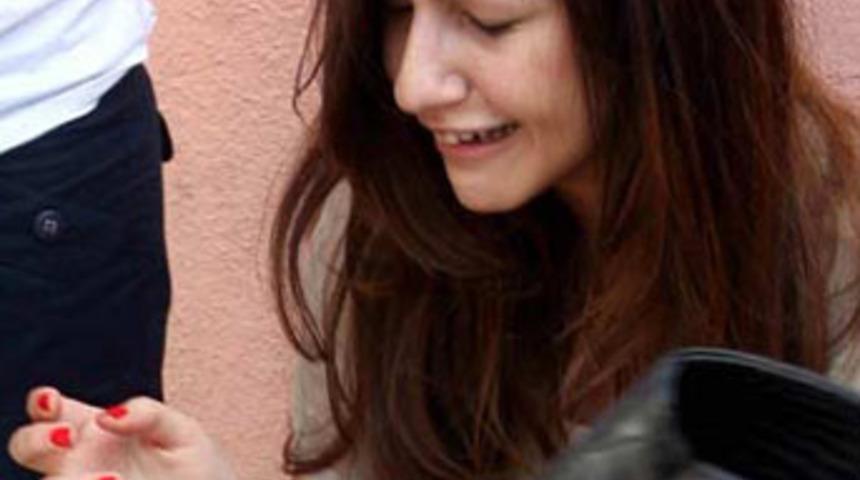 Fren yerine gaza bastı, 2 kişiyi ezdi