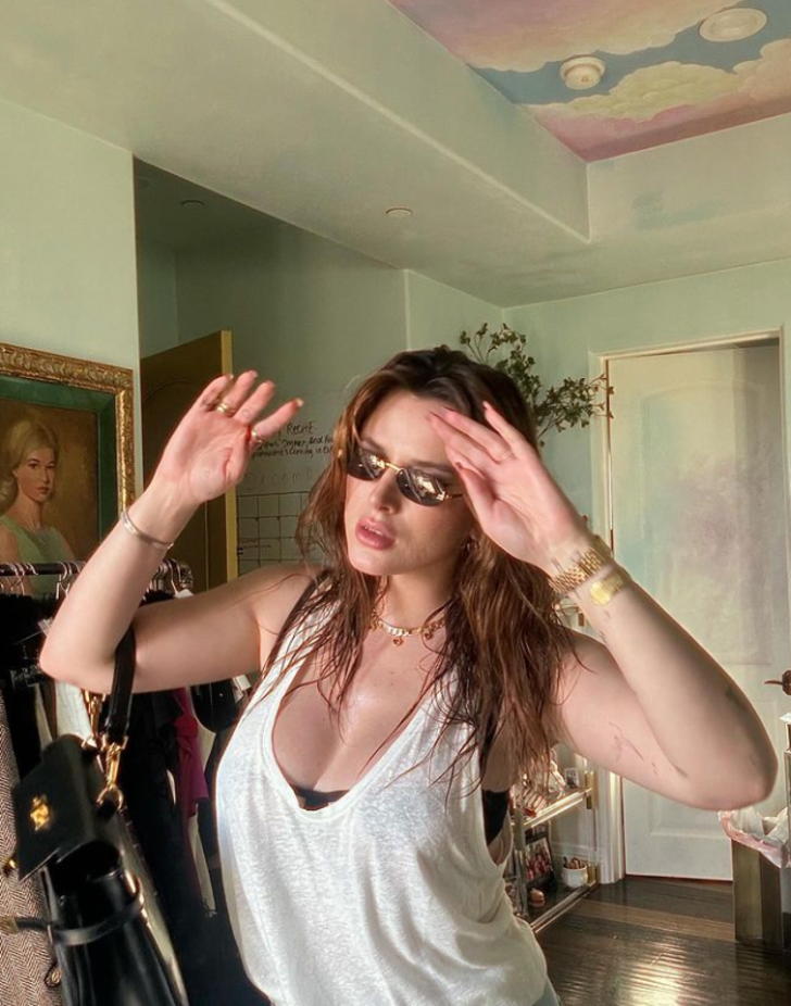 Her şey mücevherlerini göstermek içindi! Bella Thorne ceketinin içine hiçbir şey giymeyip şekilden şekle girdi G2