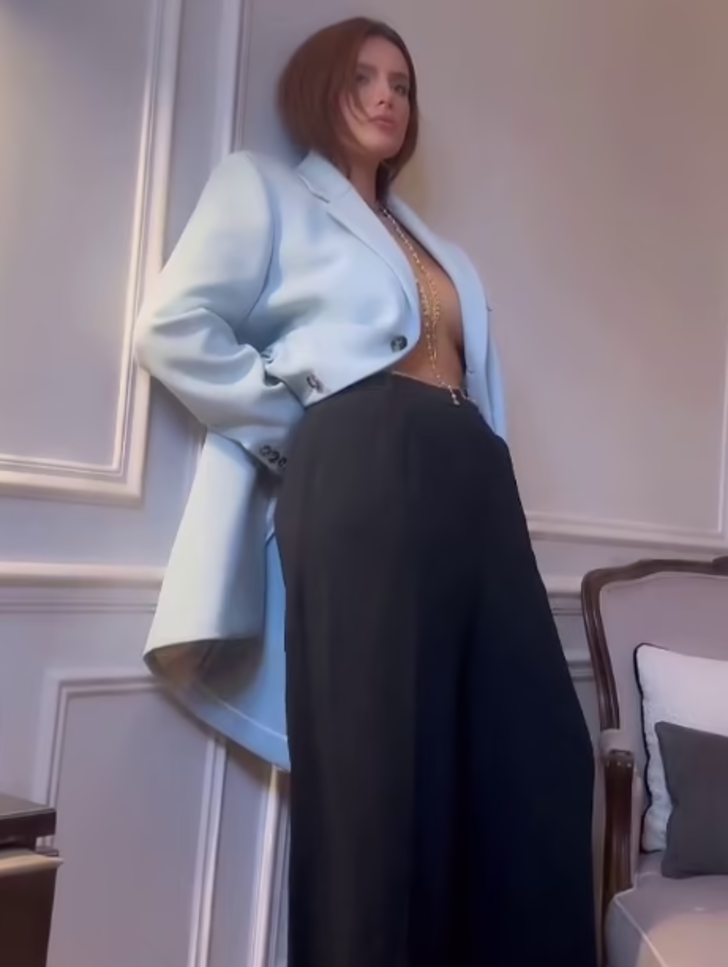 Her şey mücevherlerini göstermek içindi! Bella Thorne ceketinin içine hiçbir şey giymeyip şekilden şekle girdi G3