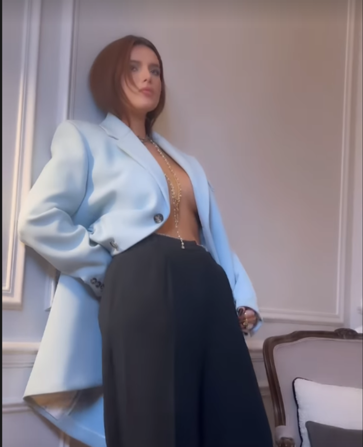 Her şey mücevherlerini göstermek içindi! Bella Thorne ceketinin içine hiçbir şey giymeyip şekilden şekle girdi G5