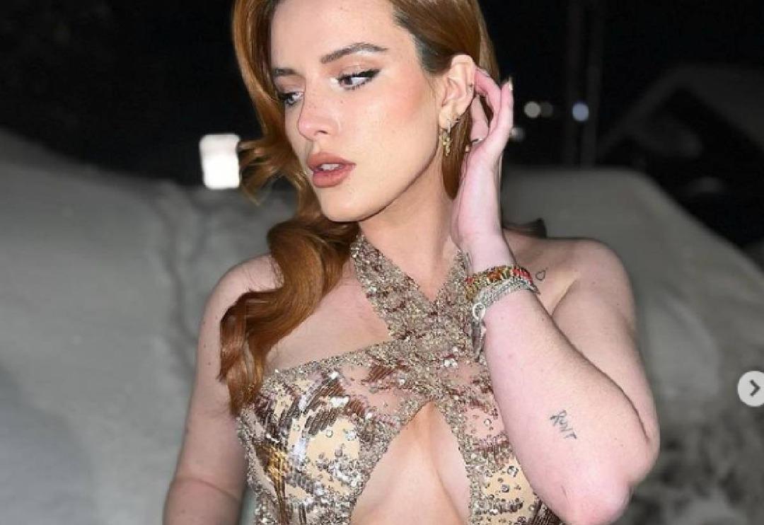 Her şey m&uuml;cevherlerini g&ouml;stermek i&ccedil;indi! Bella Thorne ceketinin i&ccedil;ine hi&ccedil;bir şey giymeyip şekilden şekle girdi