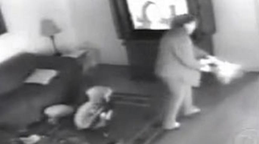 Bakıcı dehşeti kamerada!