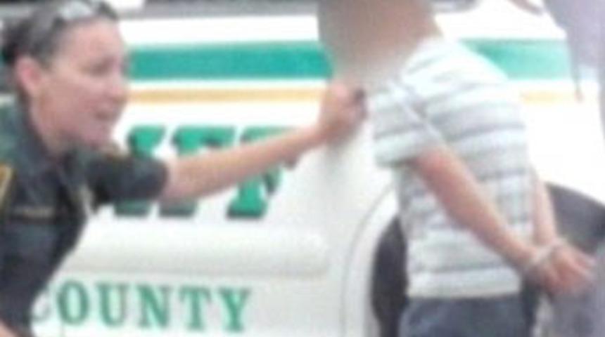 5 yaşında elleri kelep&ccedil;elendi