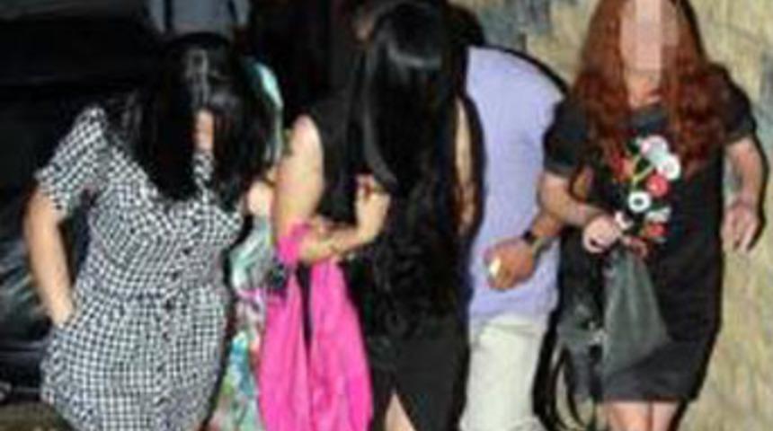 Kadın polis hayat kadını kılığına girdi