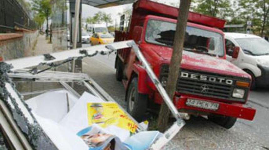 Kamyonet otob&uuml;s durağına daldı