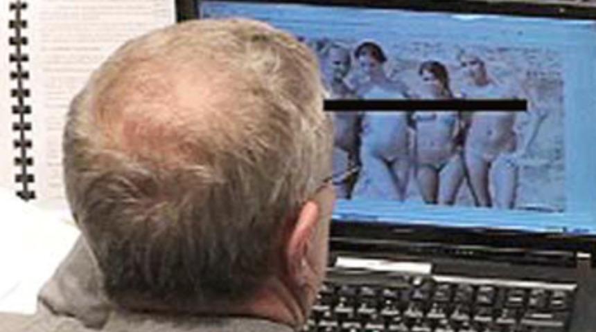 K&uuml;rs&uuml;de yasa tasarısı ekranda &ccedil;ıplak kızlar..