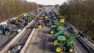 Fransa'da çiftçiler Paris'i traktörlerle kuşattı, otoyollar kapandı! 15 bin polis ve jandarma bölgede