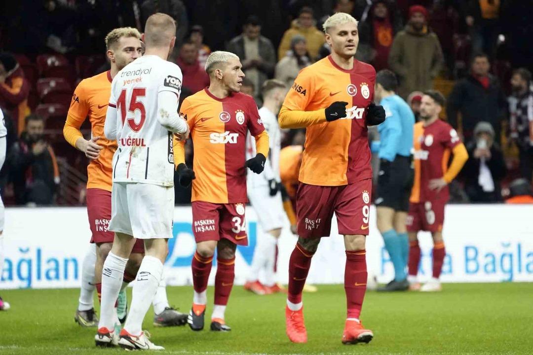 Galatasaray 5 kez direğe takıldığı m&uuml;cadelede Gaziantep FK'yı geriden gelerek 2-1 mağlup etti!