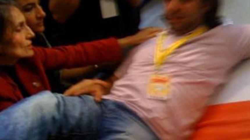 İzdihamda TV 8 kameramanının ayağı kırıldı