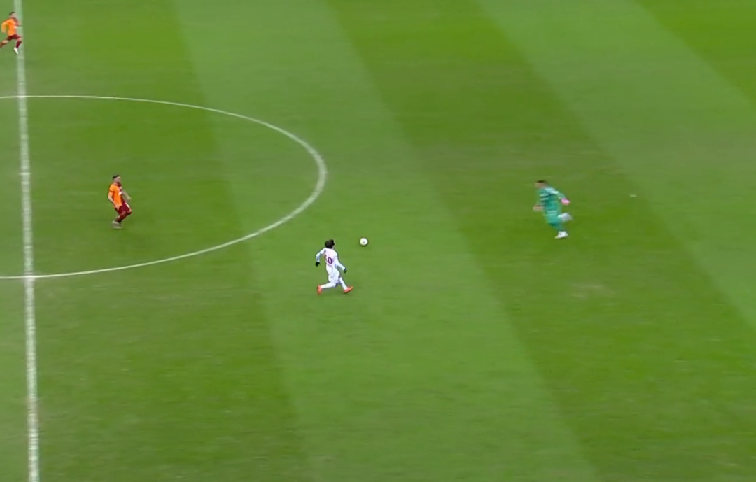 Gaziantep FK karşısında Muslera'yı sahanın ortasında g&ouml;renler bir anda ne olduğunu şaşırdı! 