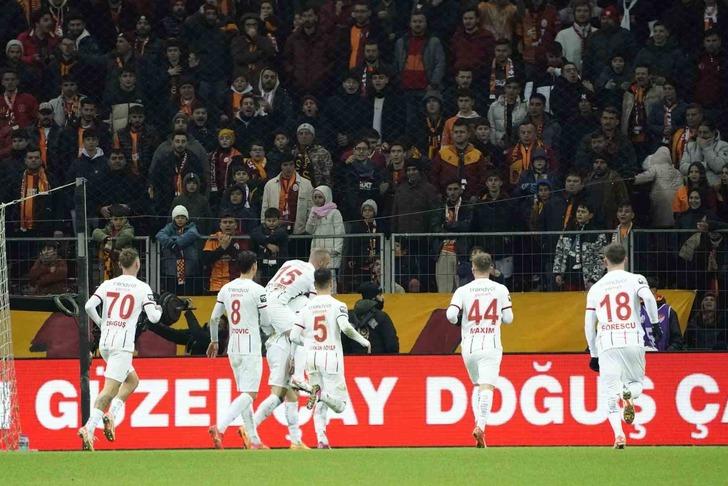 Galatasaray 5 kez direğe takıldığı mücadelede Gaziantep FK'yı geriden gelerek 2-1 mağlup etti! G1