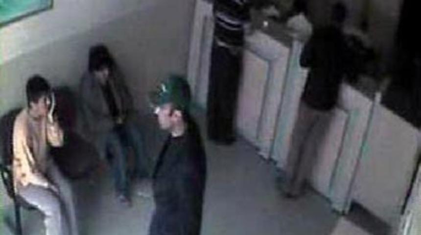 Silahlı soygun saniye saniye g&ouml;r&uuml;nt&uuml;lendi