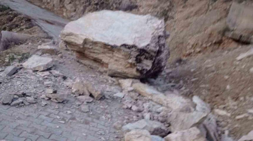 Batman’da düşen kaya parçası yolu ulaşıma kapattı