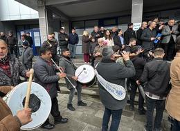 Yüzde 71 zam aldılar! En düşük maaş 25 bin 500 lira oldu! Davul zurnalarla halay çekerek kutladılar