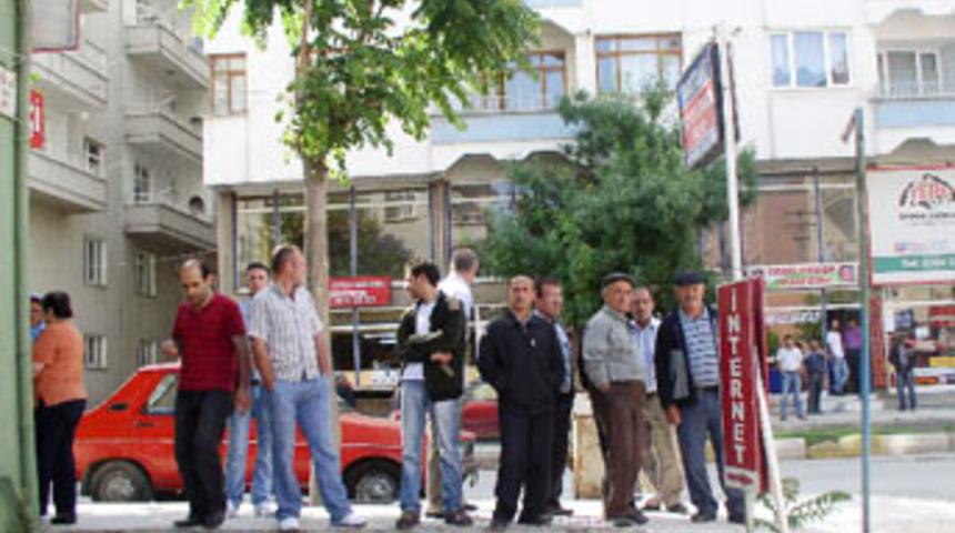 Eşini, oğlunu, sonra da kendini vurdu