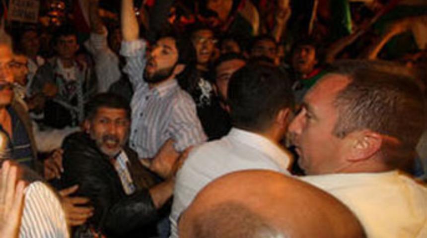 Protestolar gece de s&uuml;rd&uuml;