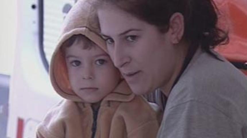 Anne 2 &ccedil;ocuğunu balkondan attı