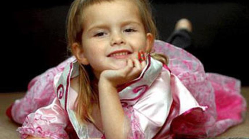 O şarkıyı s&ouml;yledi, huzurla &ouml;ld&uuml;