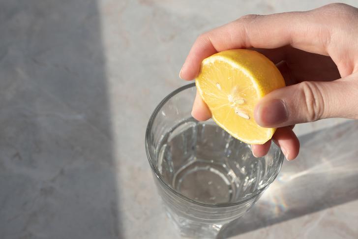Sabahları güne ılık limonlu suyla başlamanız için 6 neden! Vücudunuza bakın neler oluyor G3