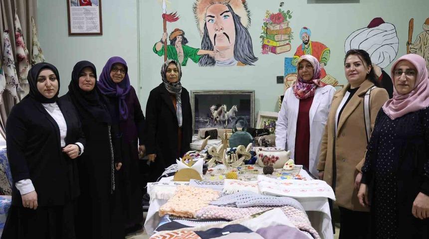 Gönüllü 12 kadın geri dönüşümle dayanışma örneği gösteriyor