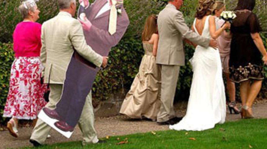 &Ouml;lm&uuml;ş kocasıyla geziyor