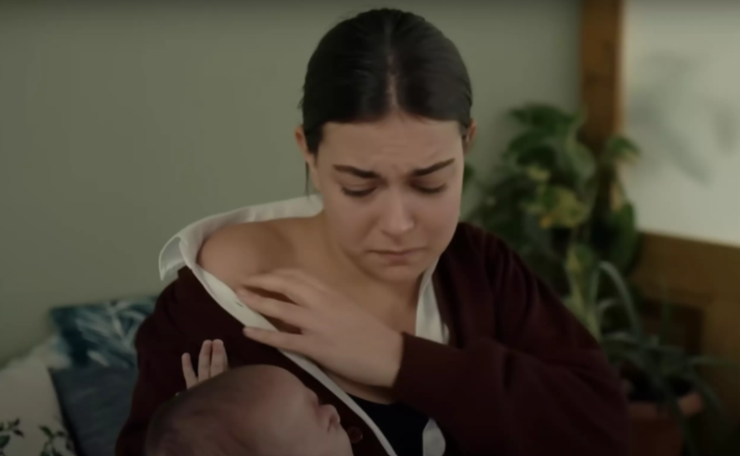 Kardeşini emzirme sahnesiyle uzun s&uuml;re konuşulmuştu! &Ouml;mer'in Emine'si &Ccedil;ağla Naz Kargı performansıyla alkış topladı! 'Oynamamış yaşamış...'