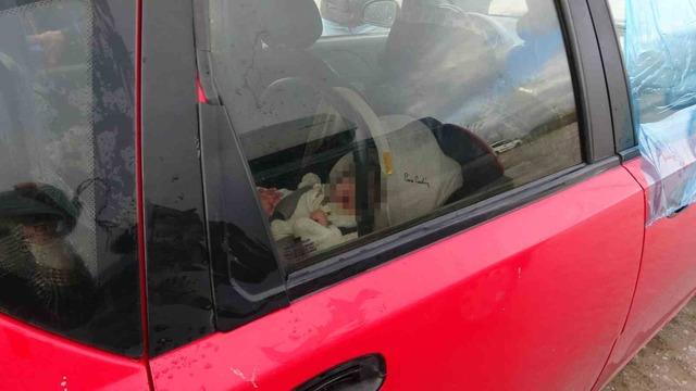 10 aylık bebek araçta mahsur kaldı, annesi gözyaşlarına boğuldu