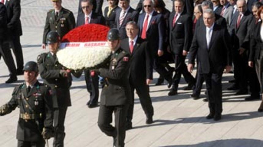 Kutlamaların ilk adresi Anıtkabir'di