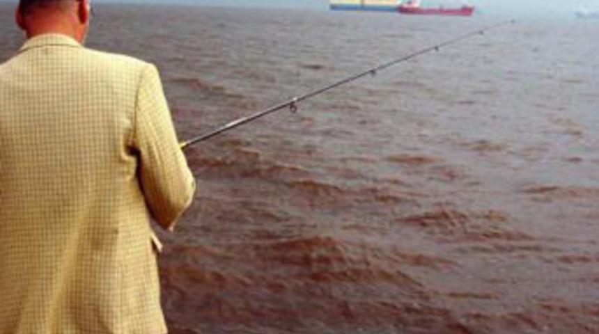 İzmit K&ouml;rfezi'nde şaşırtan kırmızılık!