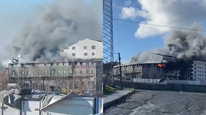 Son dakika | İtfaiye müdahale ederken patlama oldu! Sultangazi'de ayakkabı imalathanesinde yangın