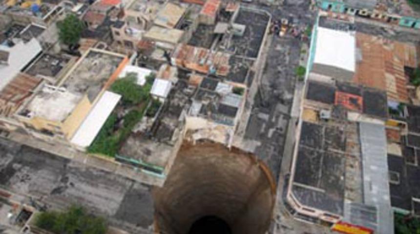 Bu delik 3 katlı binayı yuttu!