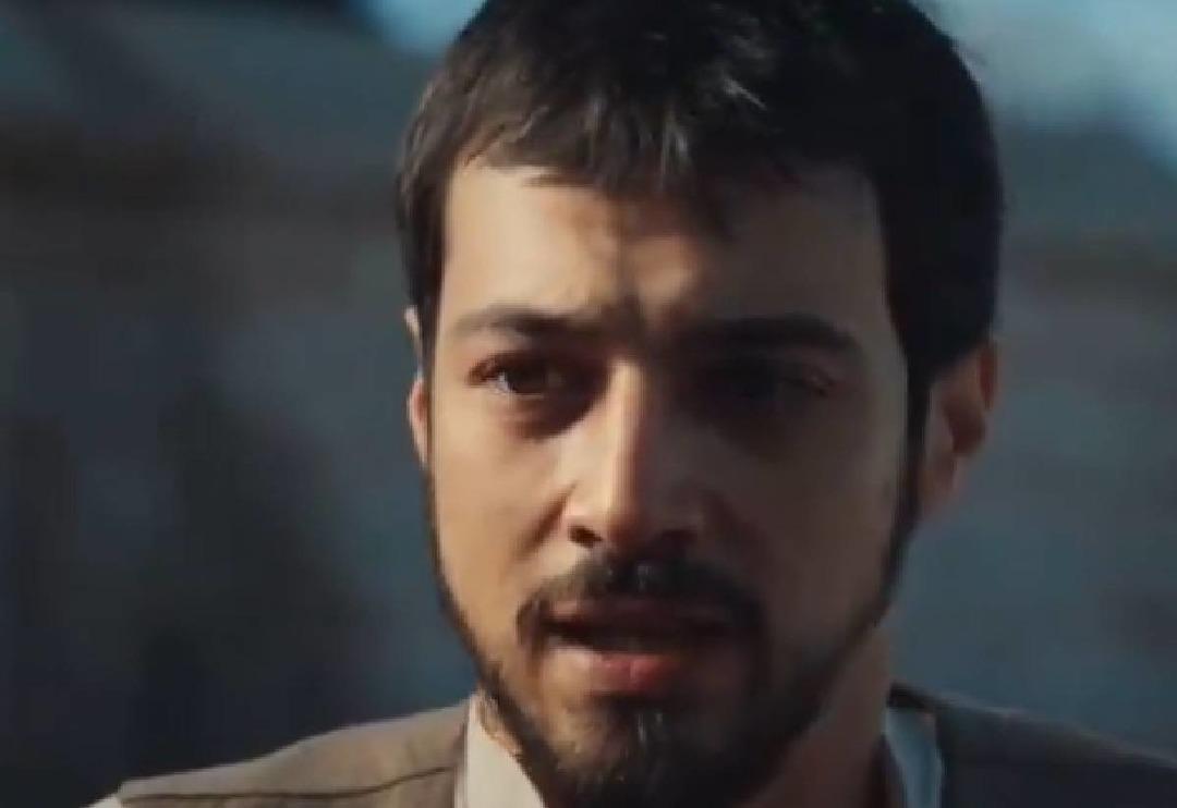 Kızıl Goncalar'da Mert Yazıcıoğlu'nun o sahnesi &ccedil;ok konuşuldu! "Bu kadar mı ger&ccedil;ek&ccedil;i oynanır..."