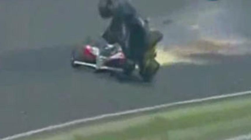 Yarış aracı trib&uuml;ne doğru b&ouml;yle u&ccedil;tu