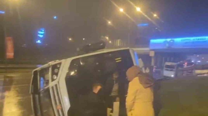 Maltepe’de minibüs yan yattı, vatandaşlar yardıma koştu
