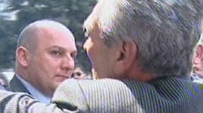 B&uuml;y&uuml;kanıt'ın &ouml;n&uuml;n&uuml; kesen adam kim?